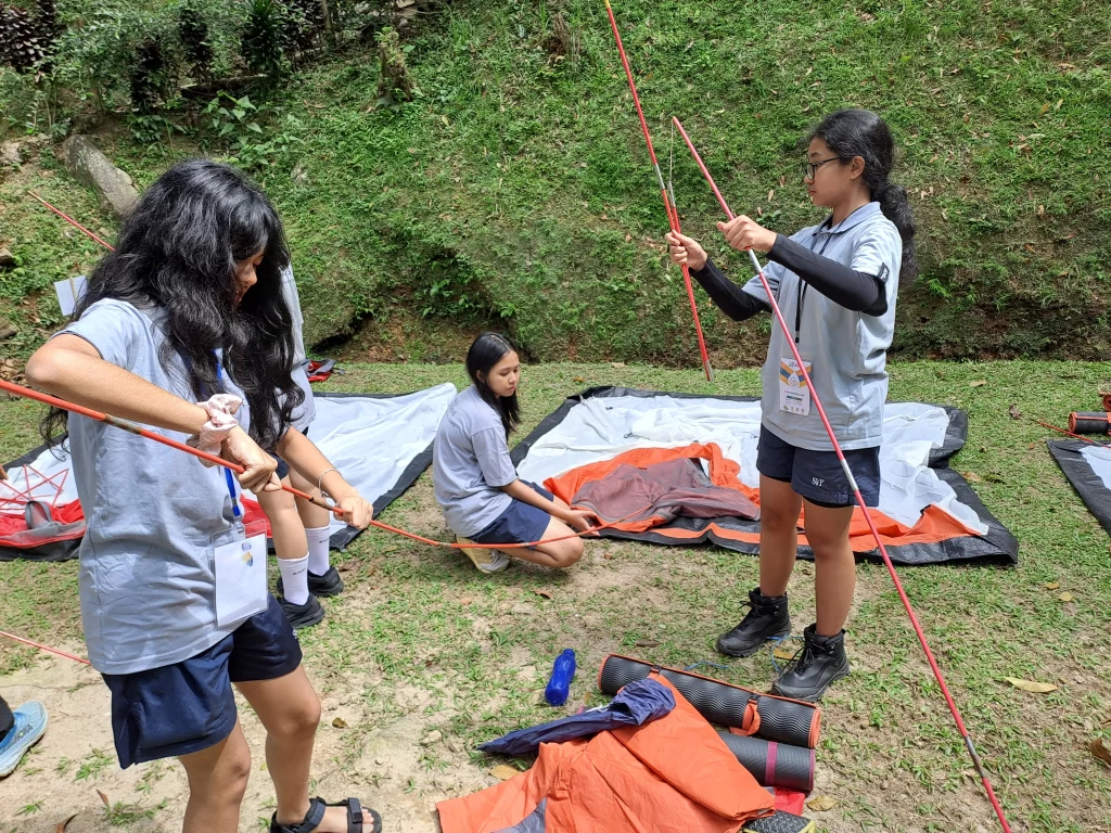 During the scout camp, students learned to be independent by setting up a tent.