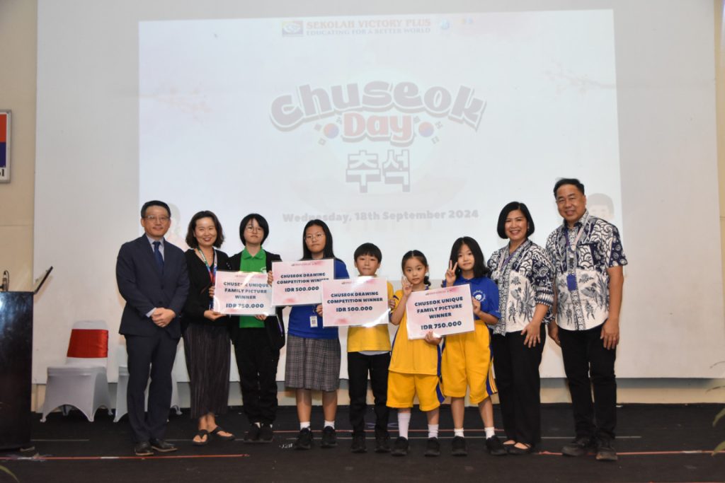 The Deputy Ambassador of South Korea to Indonesia posed with the Korean community at Sekolah Victory Plus during Chuseok Day celebration.